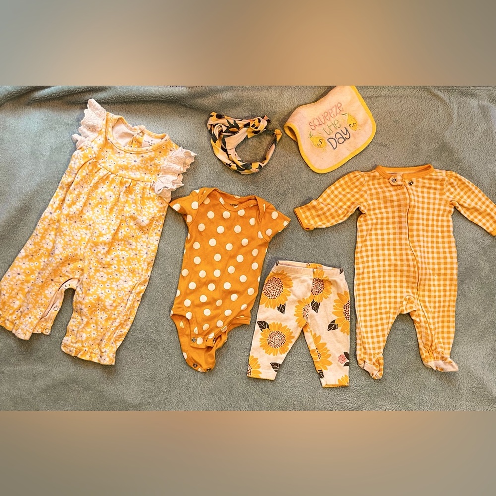 Adorable Yellow 4pc baby bundle w/gift!Laura Ashley, Carter’s 😃 3 mo girl